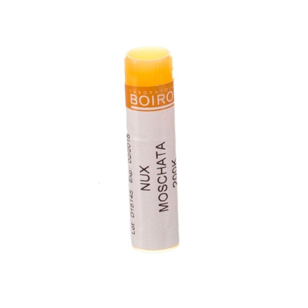 Cilindervormige verpakking met gele dop. Opschrift: BOIRON, Nux Moschata 200K. Lotnummer en vervaldatum.