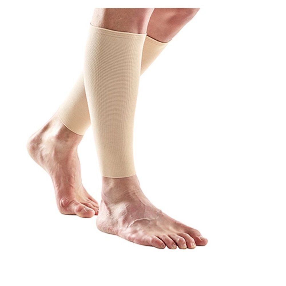 Beige beenkousen. Gedragen op voeten en benen. Huidskleur.