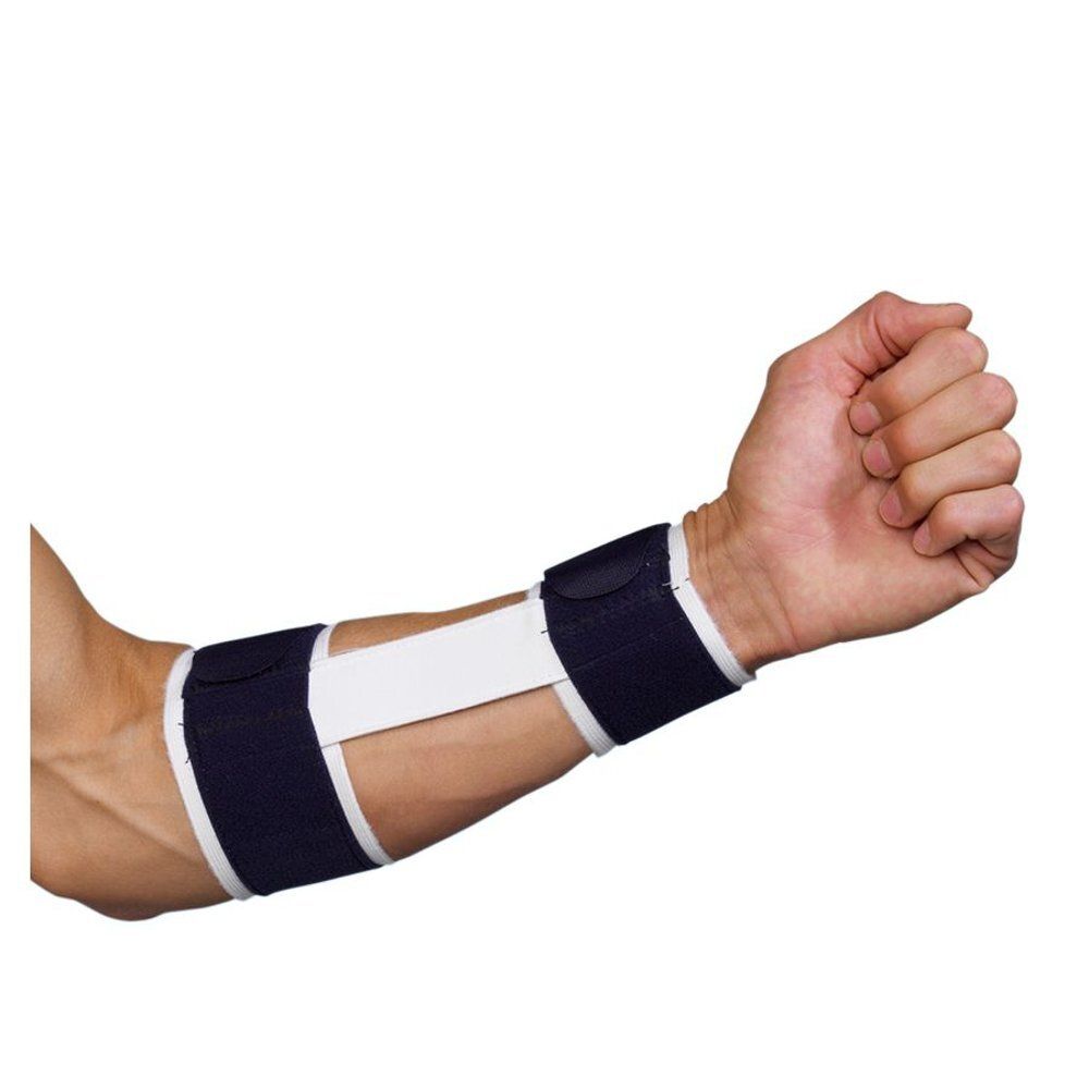 Arm met Bota elleboogbrace. Blauw en wit. Klittenbandsluiting. Op witte achtergrond.