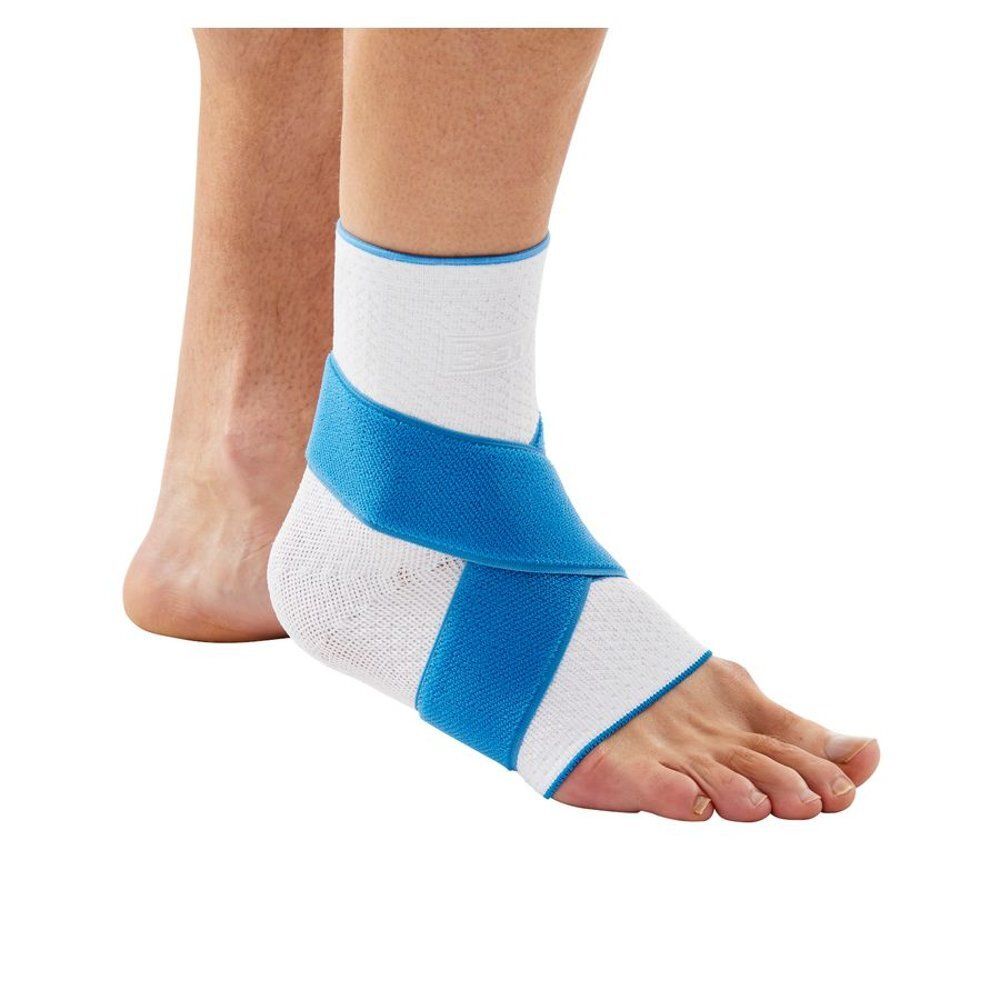 Enkelbrace, wit en blauw, gedragen op voet. Klittenbandsluiting. Extra Large.