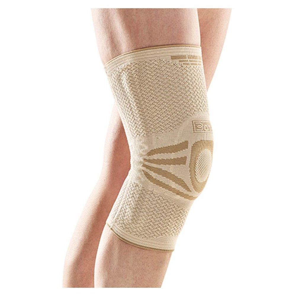 Genouillère beige sur une jambe. Matière élastique. Logo visible. Conçue pour l'articulation du genou.