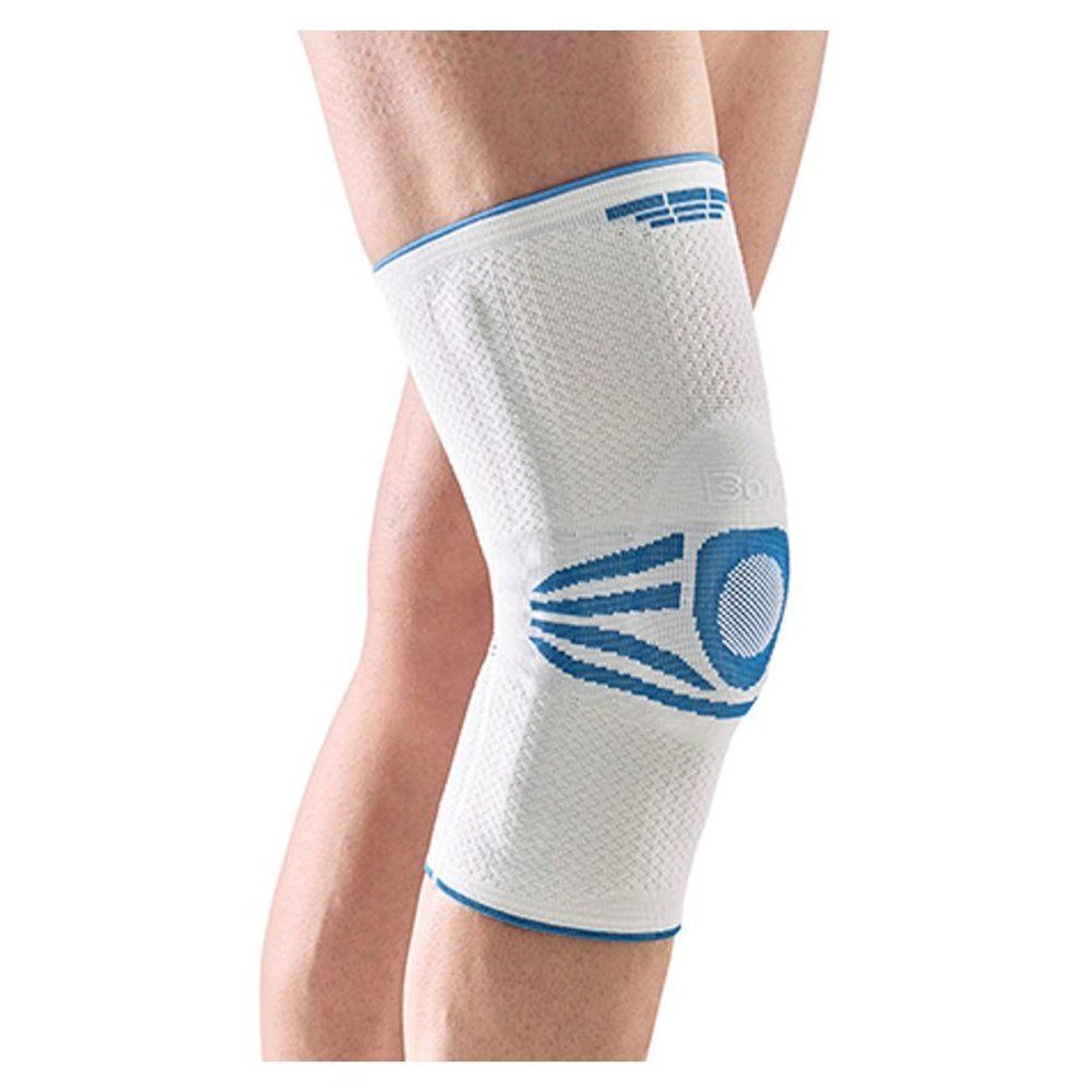 Genouillère blanche avec des accents bleus. Portée sur une jambe. Détails visibles : logo, structure du matériau et design.
