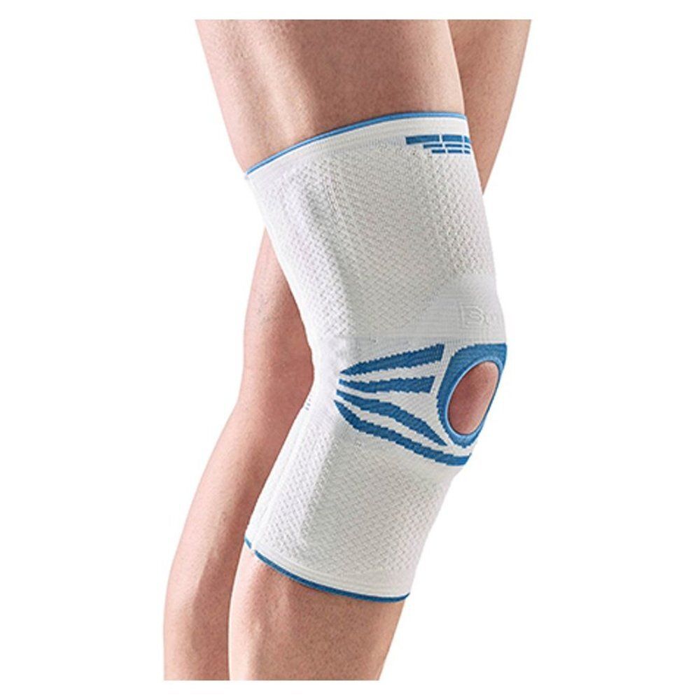 Orthèse de genou blanche avec des accents bleus. Articulation visible. Portée sur une jambe. Couleurs bleu et blanc.