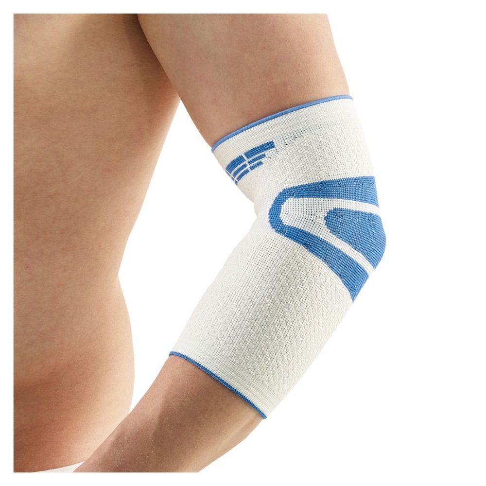 Elleboogbrace Bota Ortho, wit met blauwe accenten. Gedragen op arm, detailweergave.
