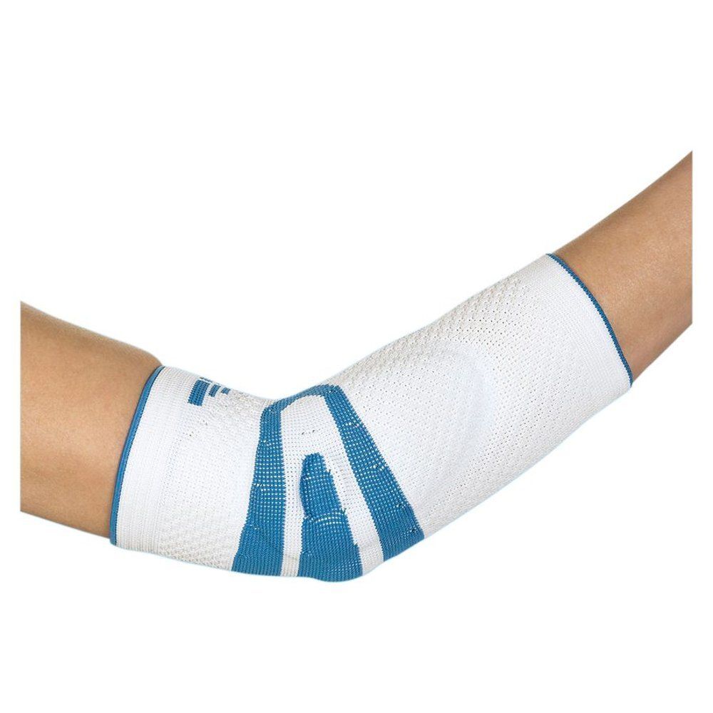 Attelle de coude blanche et bleue sur un bras. Tricot, détails bleus. Dispositif orthopédique.