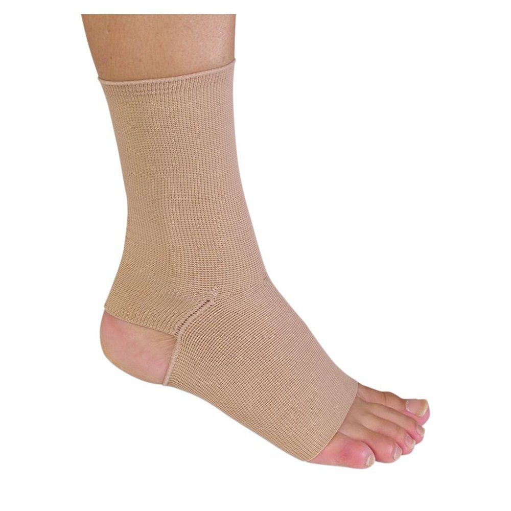 Beige enkelbrace, maat 4, gedragen op een voet. Open teen. Geribbeld materiaal.