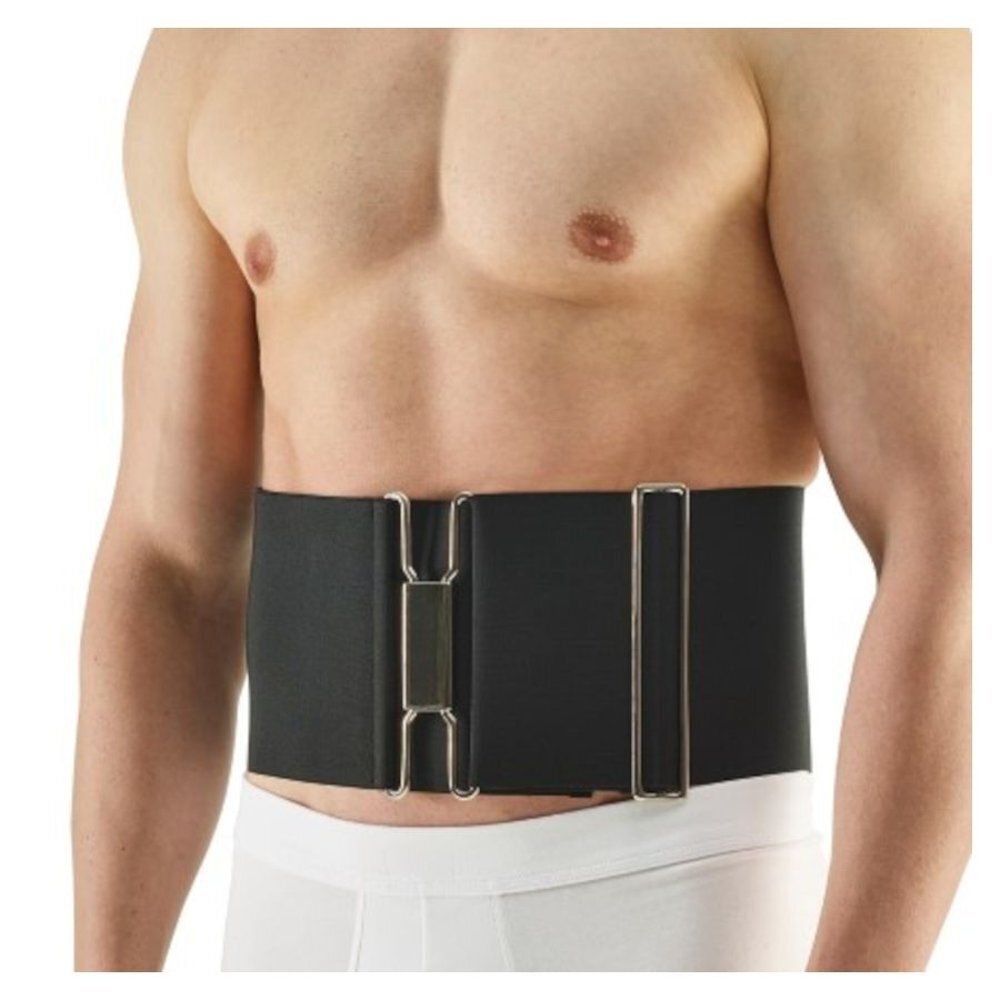 Ceinture abdominale noire avec boucle argentée, portée. Vue de face.
