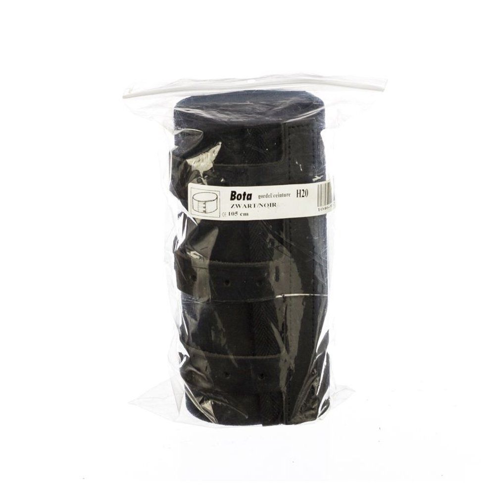 Ceinture noire roulée dans un emballage plastique. Étiquette Bota avec informations produit. 105 cm.