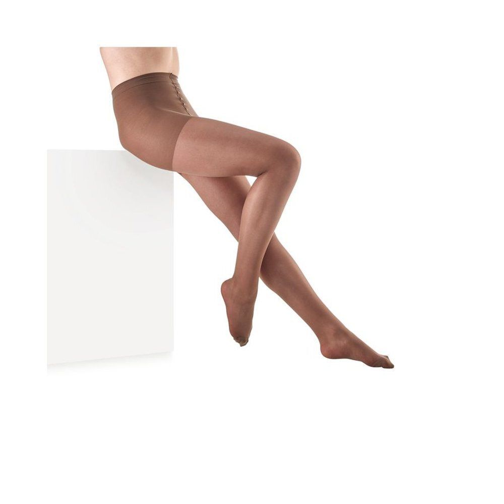 Collant beige porté sur un fond blanc.