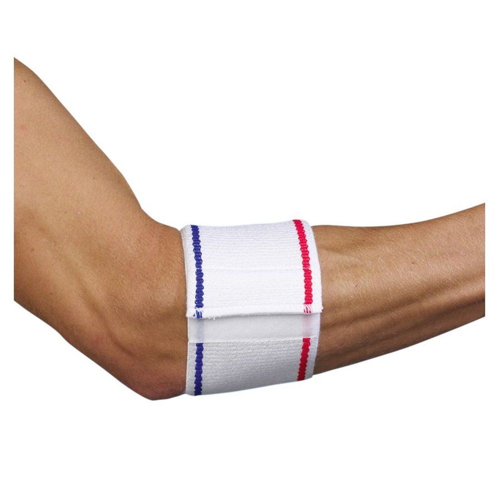 Tenniselleboogband op de arm. Wit met blauwe en rode strepen. Product gedragen op de elleboog.