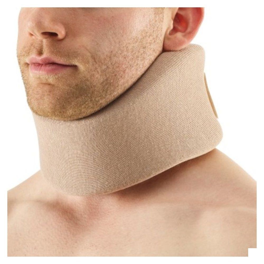 Collier cervical beige sur une personne. Modèle A, Extra Small. Gros plan.