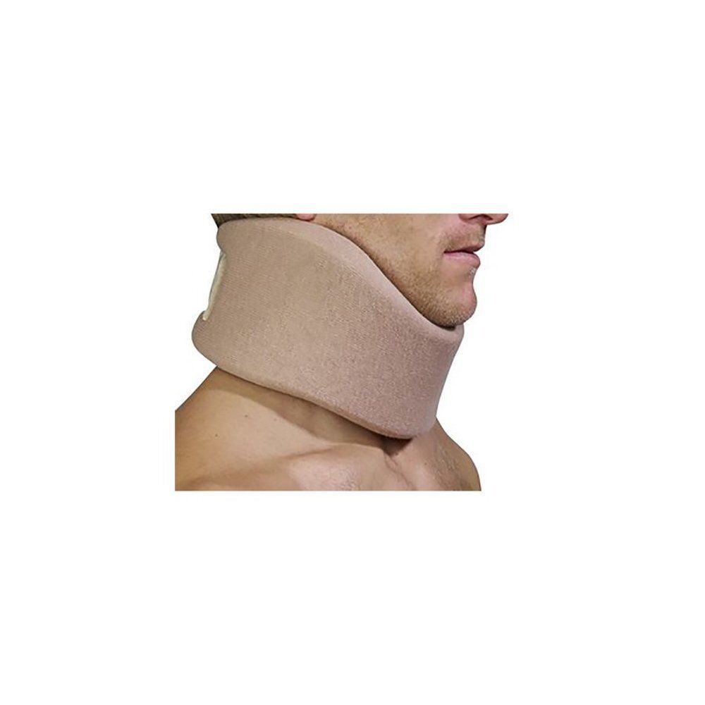 Beige nekkraag om de nek van een persoon. Het product is gemaakt van stof.
