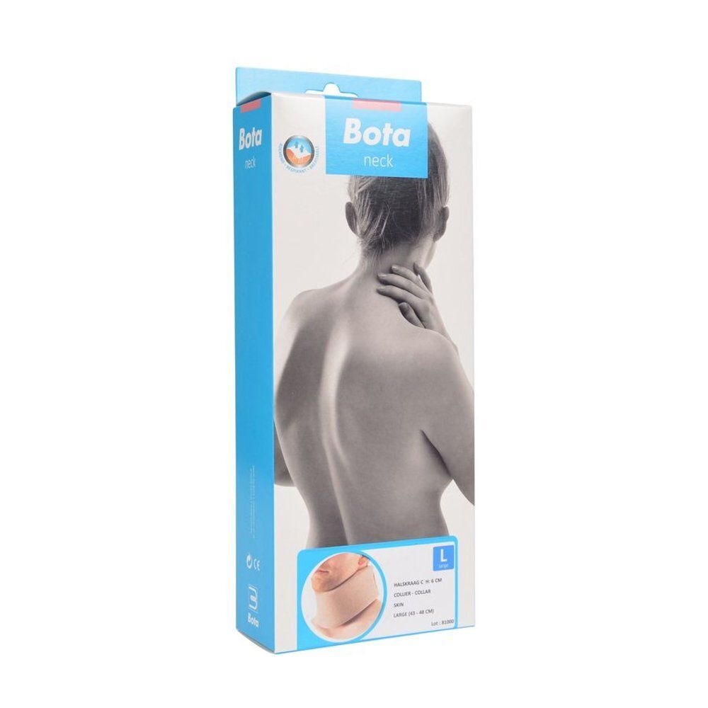 Bota neck nekkraag om de nek van een persoon. Deels zwart shirt zichtbaar.
