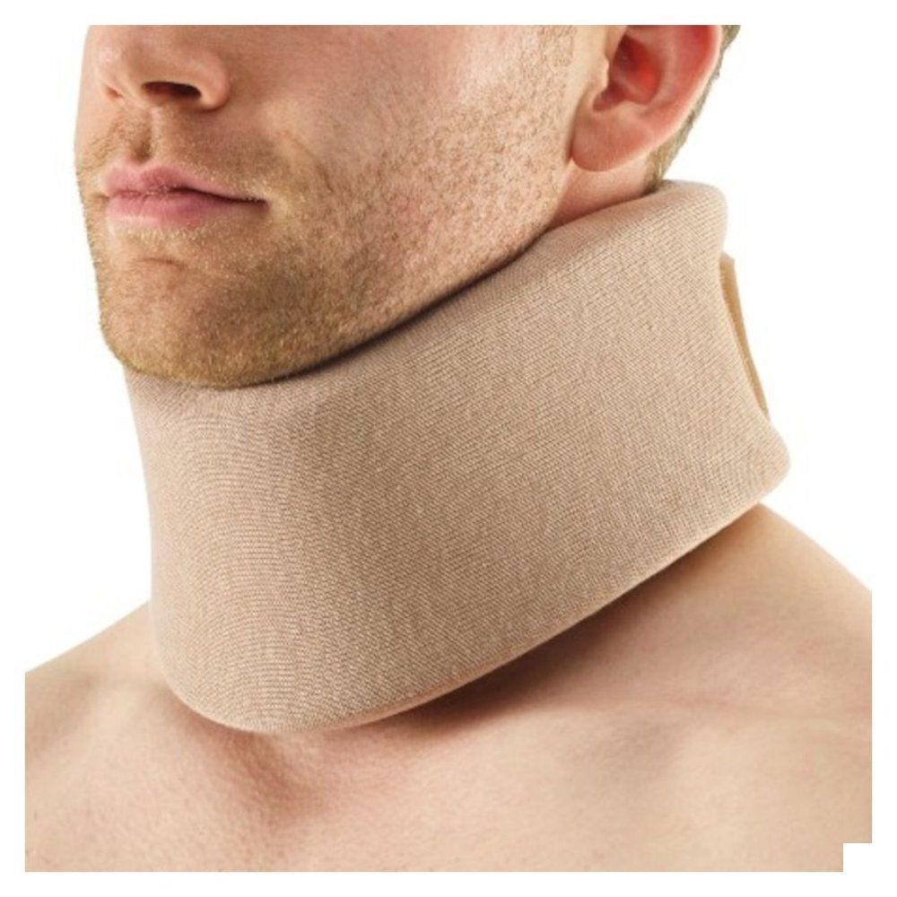 Beige nekkraag om de nek van een persoon. Deels zwart shirt zichtbaar.