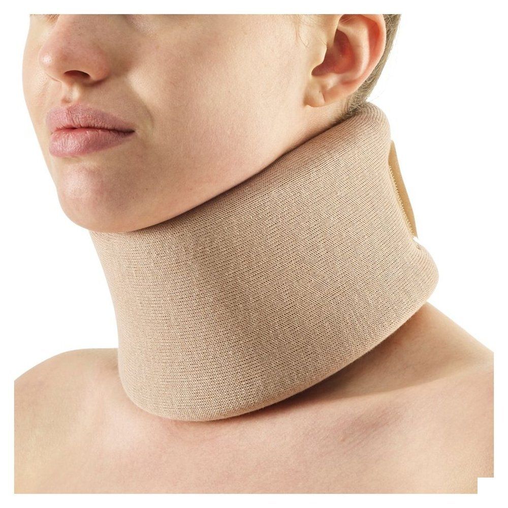 Collier cervical beige. Gros plan d'une personne portant le collier. Le collier soutient le cou.