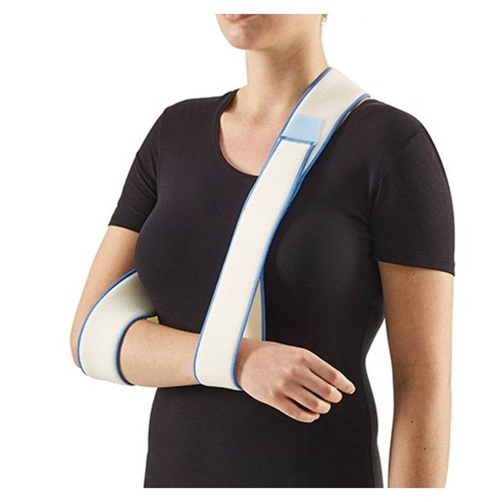 Bota Looping band. Witte band met blauwe accenten, bevestigd aan de arm van een persoon.