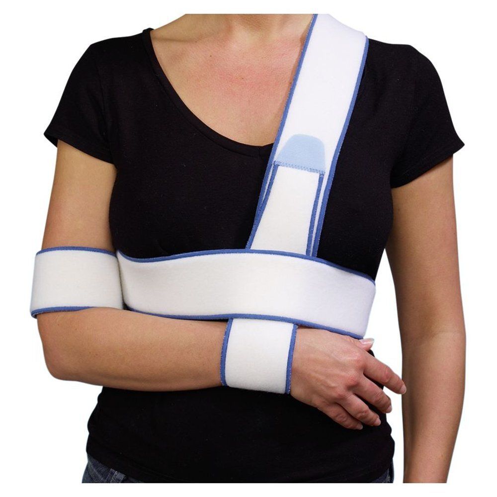 Persoon die een fixatiebandage om de arm draagt. Wit met blauwe accenten. Zwart T-shirt.