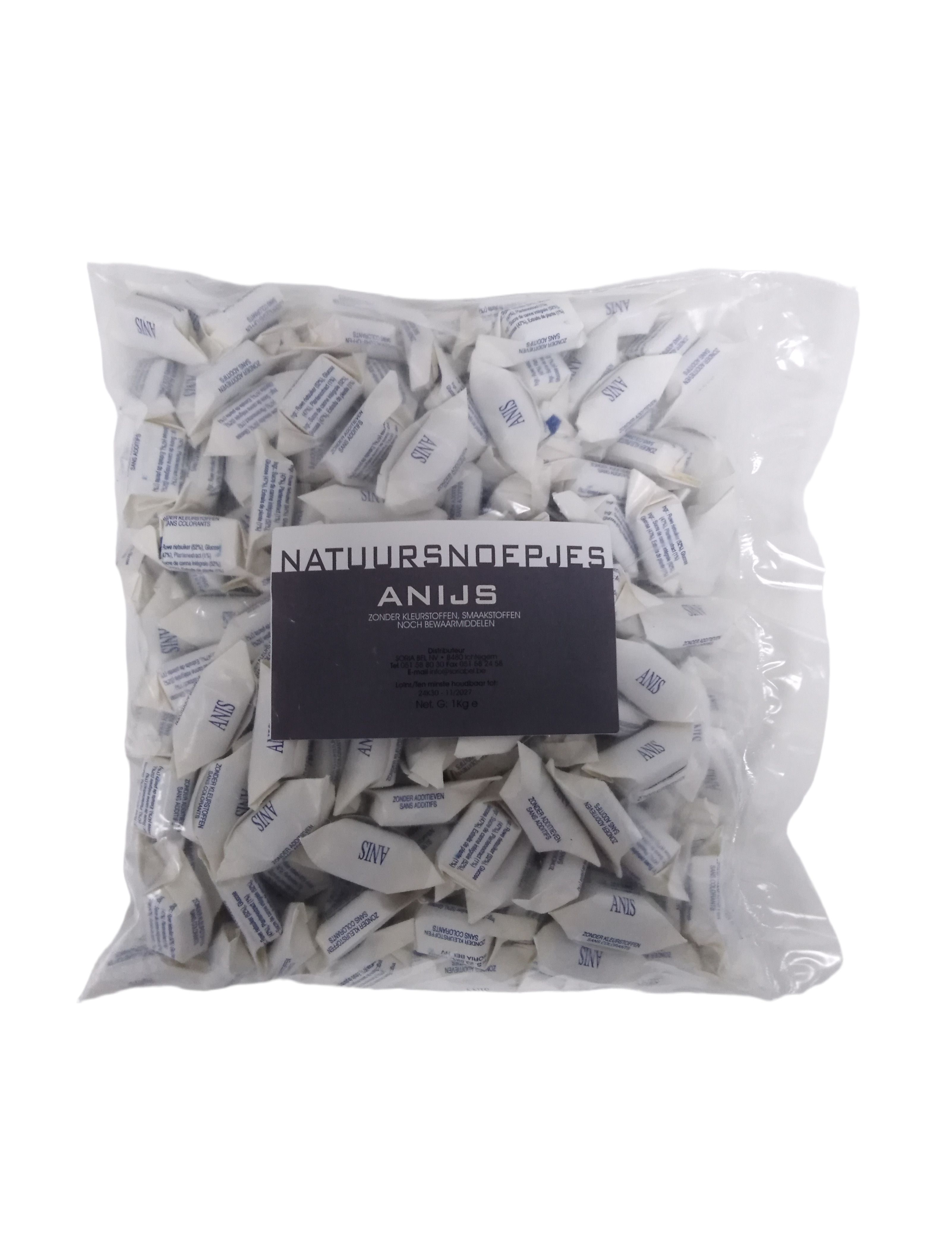 Zakje met witte snoepjes. Opschrift "NATUURSN. ANIS". Zwart etiket met productinformatie.