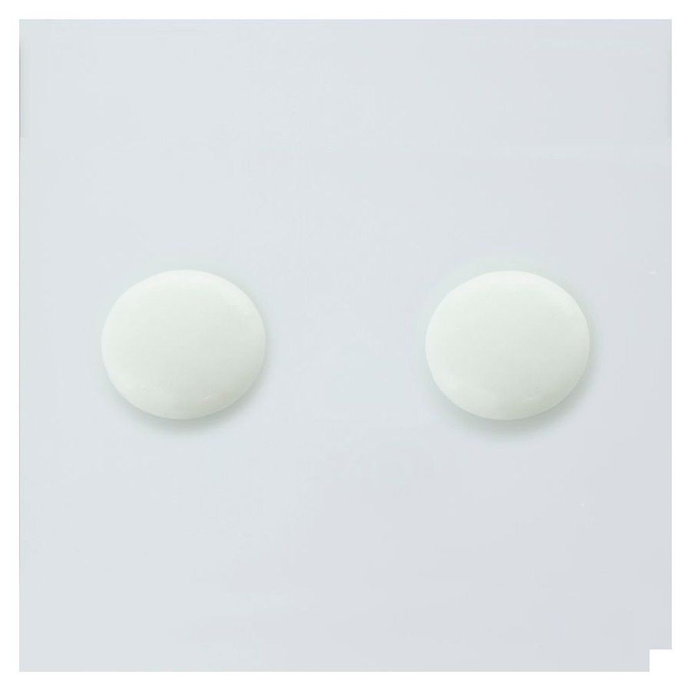 Twee witte, ronde tabletten op een witte achtergrond.