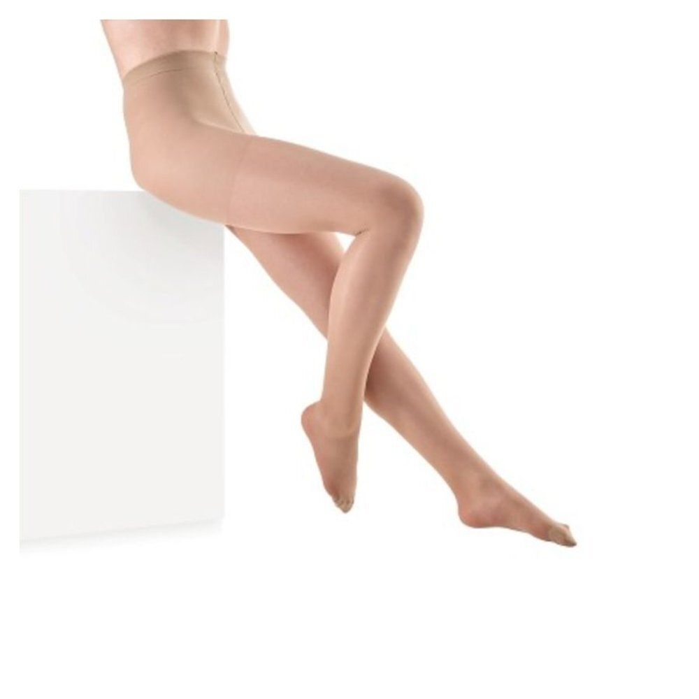 Botalux 140 Panty Support Ch N6 panty. Huidskleur, op een witte achtergrond. De persoon zit op een witte kubus.