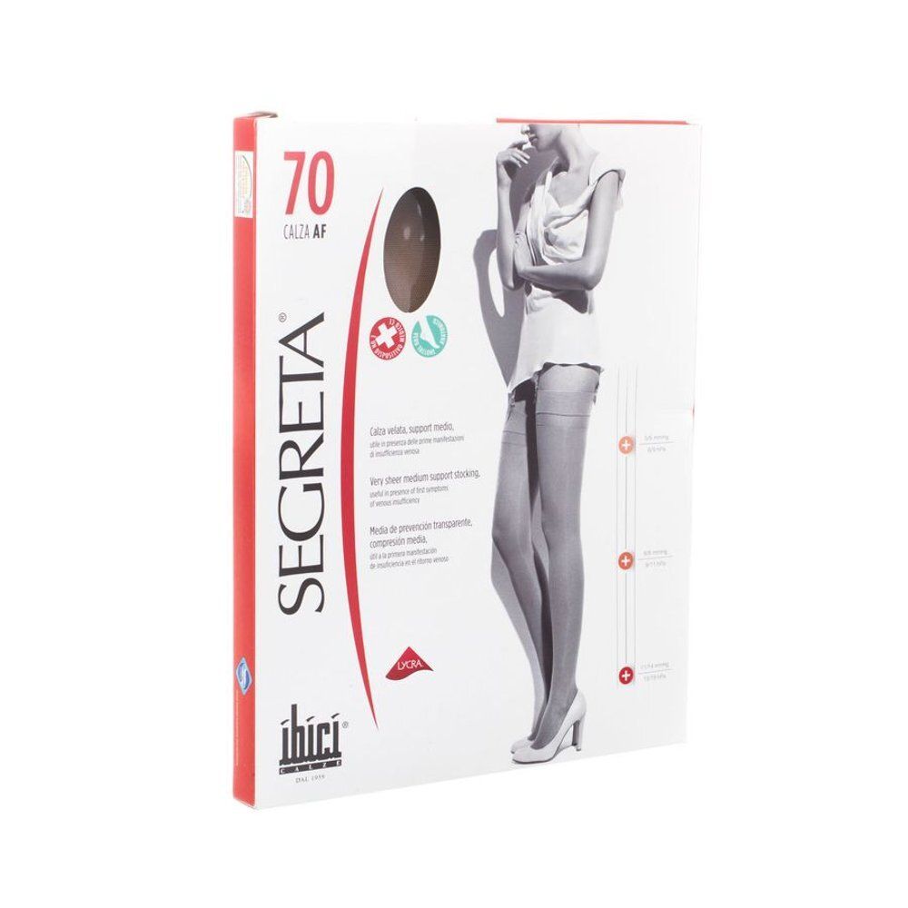 Verpakking met kousen. Opschrift: Segreta, 70 Calze AF. Afbeelding van een vrouw met kousen. Merk: Ibici.