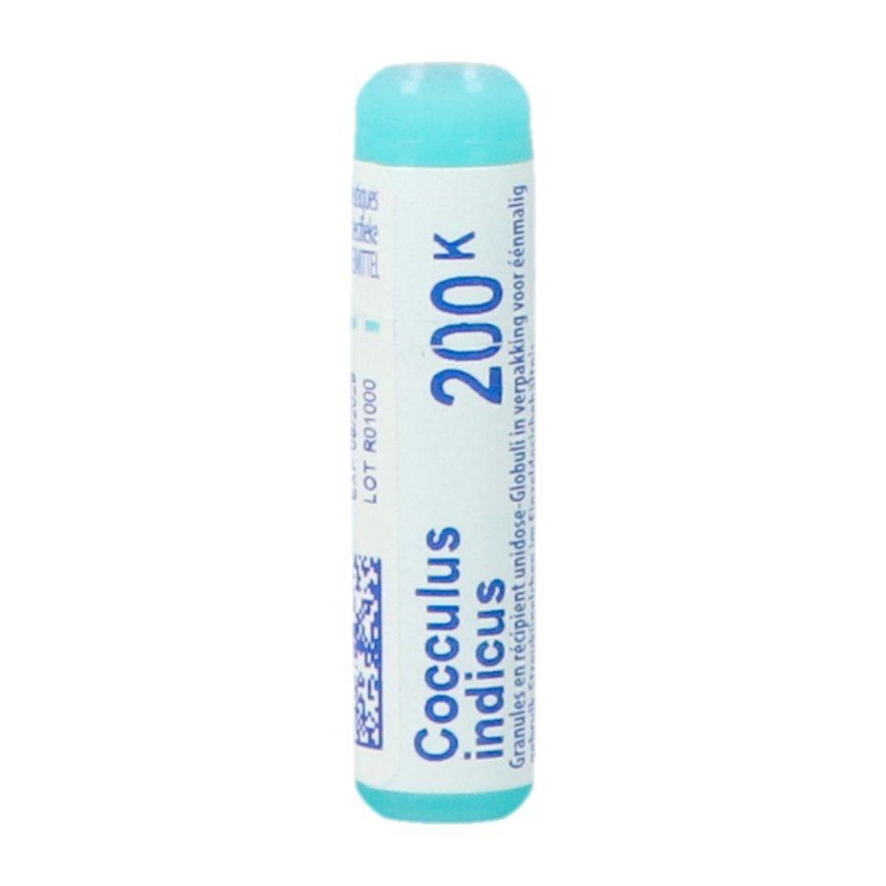 Blauwe, cilindervormige verpakking voor eenmalige dosis globuli. Opschrift: Cocculus indicus 200K. Tekst in het Frans en Nederlands.