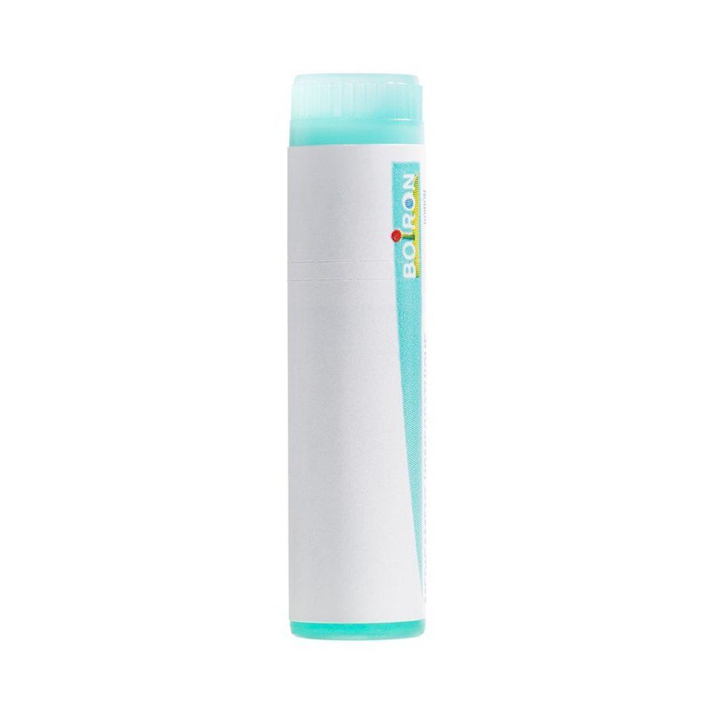 Emballage cylindrique avec bouchon bleu. Corps blanc avec bande bleue et point rouge. Marque Boiron.