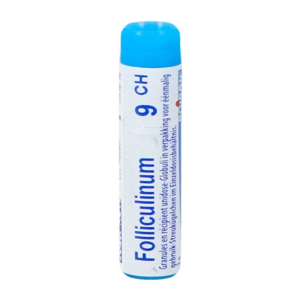 Cilindervormige verpakking met blauwe dop. Opschrift: Folliculinum 9 CH. Meertalige tekst.