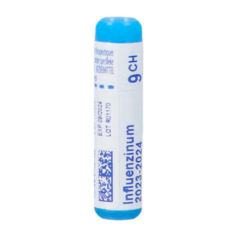 Tube blanc avec bouchon bleu. Inscription: Influenzinum 9CH, date d'expiration 09/2024. Code-barres et lot.