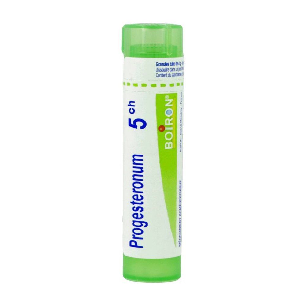 Cilindervormige tube met groene dop. Opschrift: Progesteronum 5 ch, Boiron. Witte en groene kleuren.
