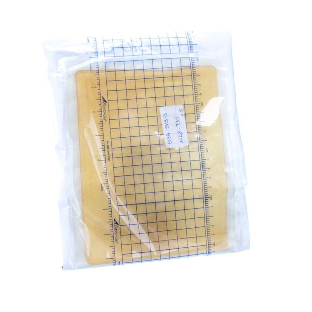 Coussinet de gel rectangulaire dans un emballage plastique transparent. Grille et échelle. Étiquette avec chiffres.