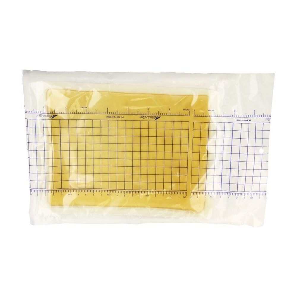 Coussinet de gel rectangulaire dans un emballage plastique. Grille et échelle. Matériau transparent.