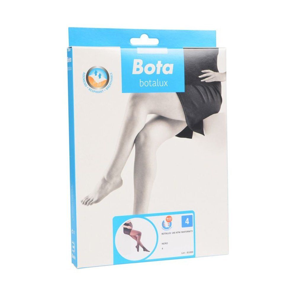 Botalux 140 Maternity Nero N4 panty, zwart, met zwangerschapsband. Vrouw zit op een wit podium.