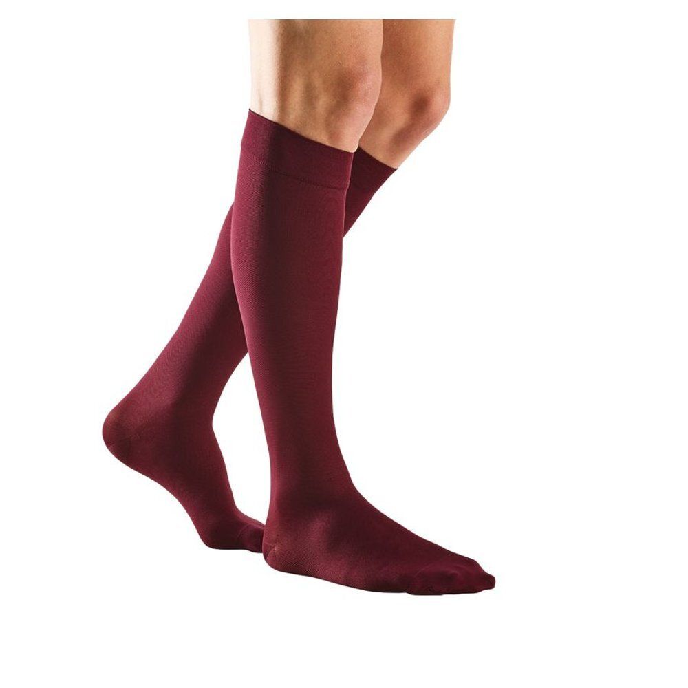 Bordeaux kniekousen. De kousen zijn van stof en bedekken de voet en het been tot onder de knie.