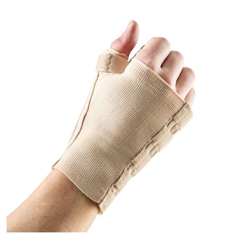 Attelle de poignet beige avec ouverture pour le pouce. Portée sur une main, montre la forme et les coutures.