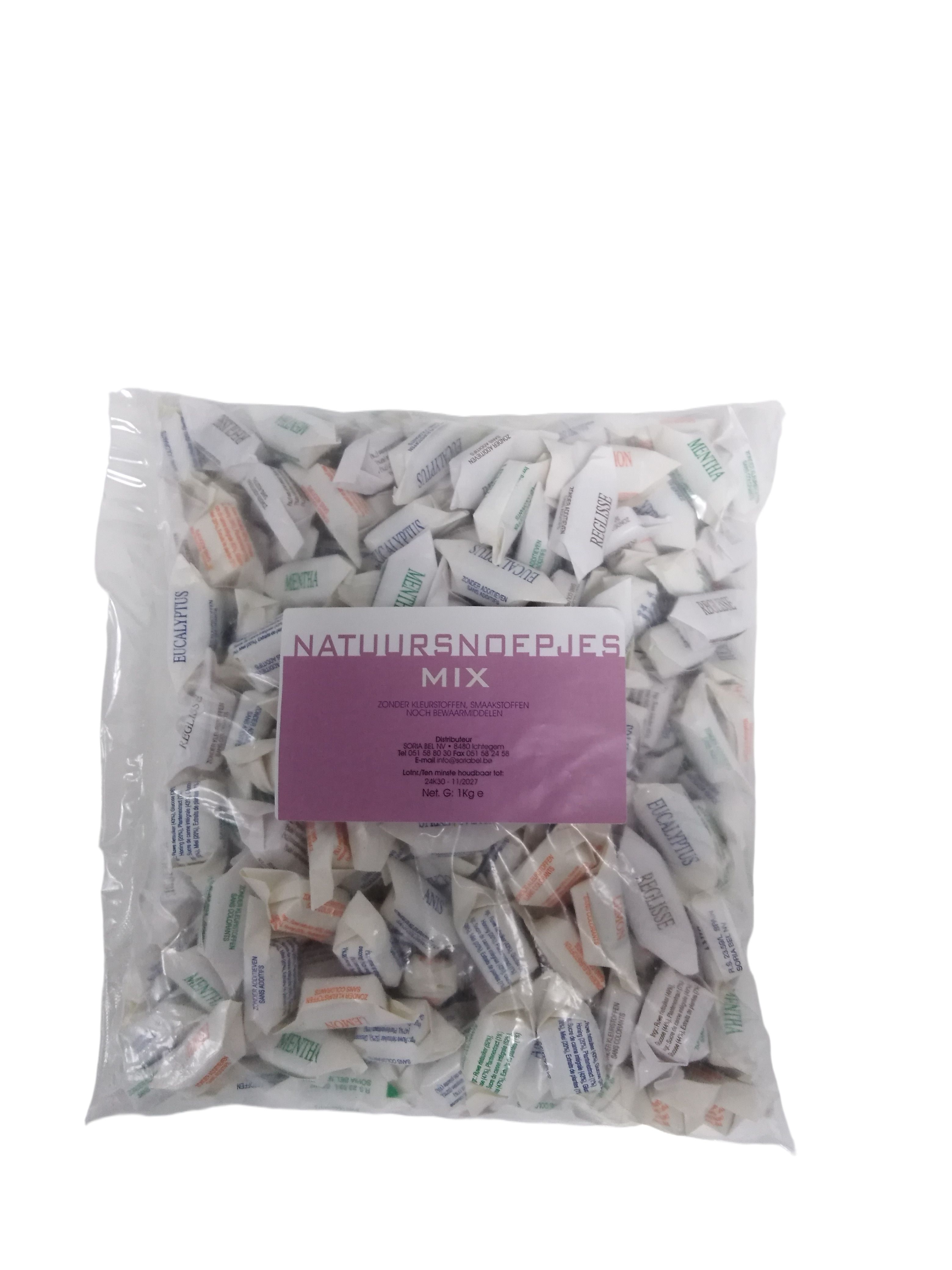 Zak met individueel verpakte snoepjes. Opschrift "NATUURSNOEPJES MIX".
