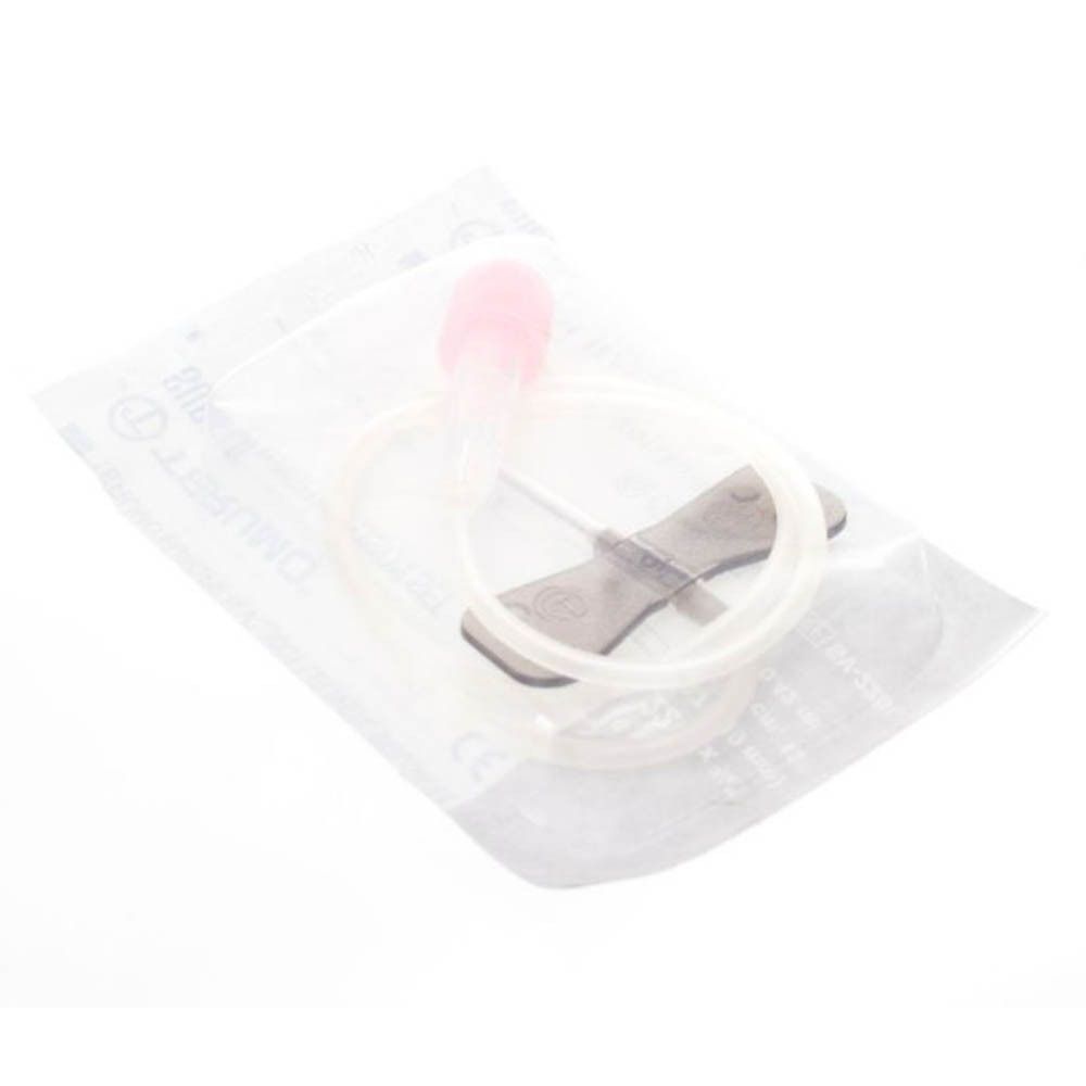 Dispositif médical en emballage blister. Comprend une aiguille à ailettes, un tube et un connecteur rose.