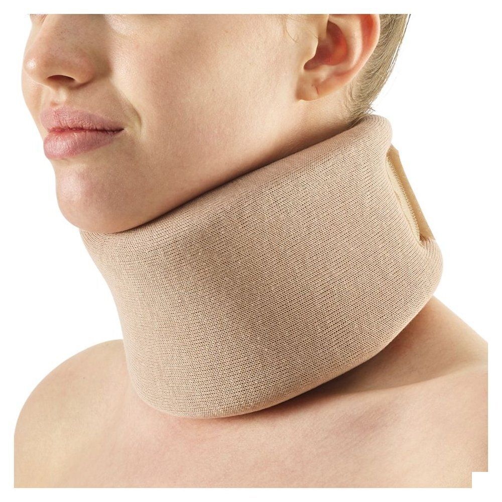 Collier cervical beige autour du cou d'une personne. Collier en mousse.