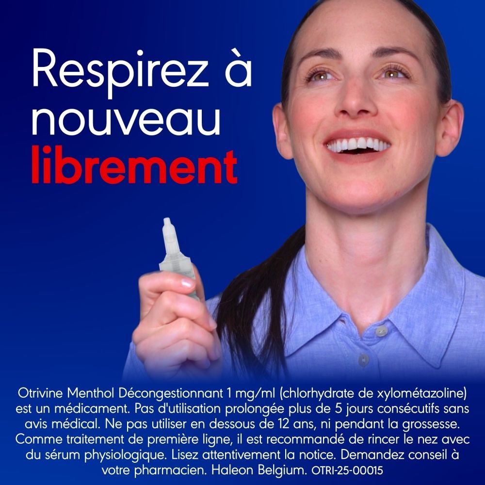 Femme souriante tenant un spray nasal, avec texte.