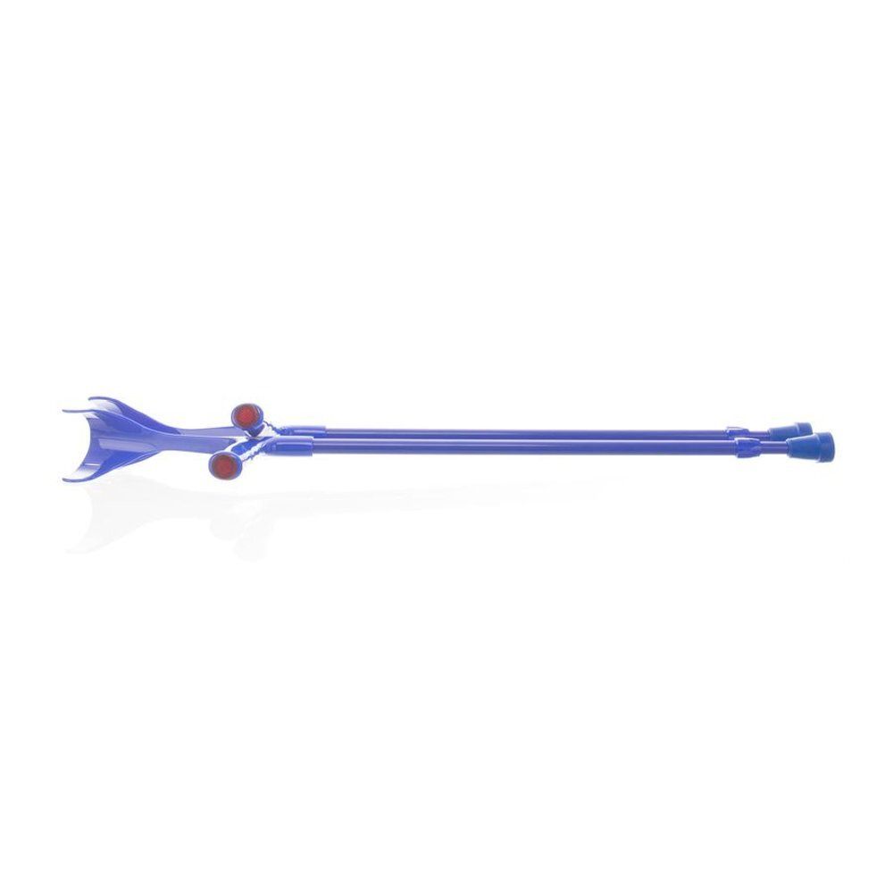 Een blauwe kruk, van opzij gezien. Met armsteun, handvat en rode reflector.