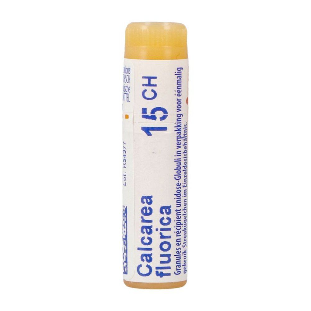 Tube de globules unidose. Inscription: Calcarea fluorica 15 CH. Bouchon jaune, contenant blanc.