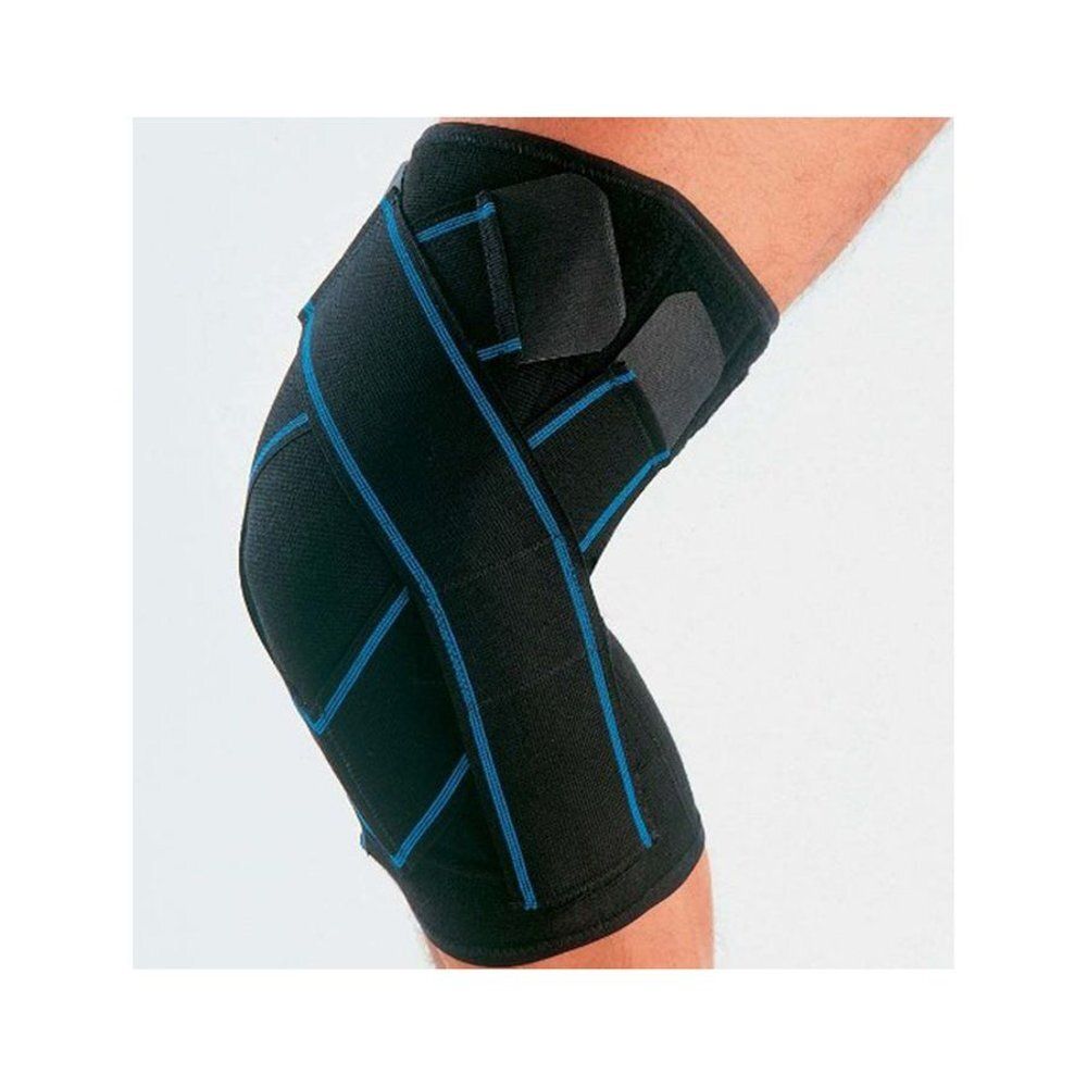 Zwarte kniebrace met blauwe strepen. Klittenbandsluitingen. Gedragen op een been.