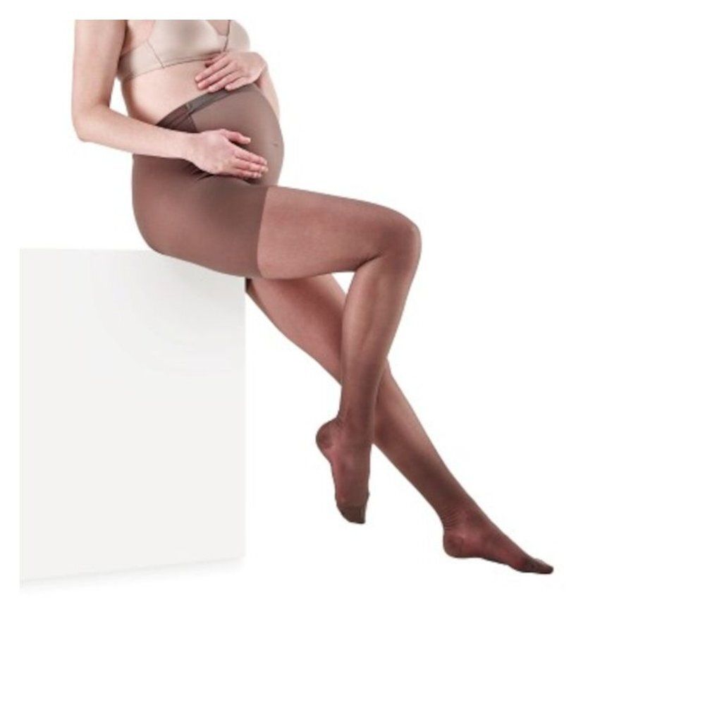 Zwangere vrouw met panty ATM+P Glace. Close-up van de benen.