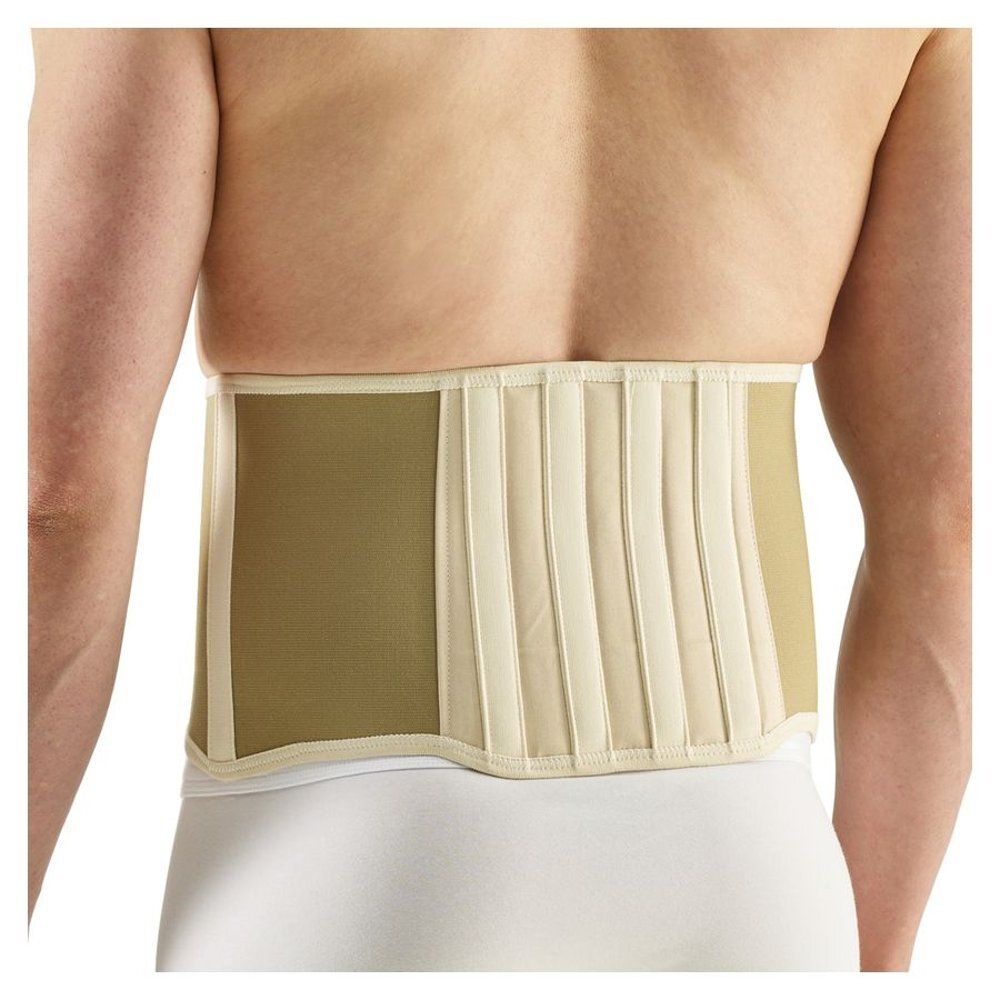 Achteraanzicht van een persoon die de Bota Lumbota Fit Ecru 80 cm draagt. Beige en crèmekleurige materialen.