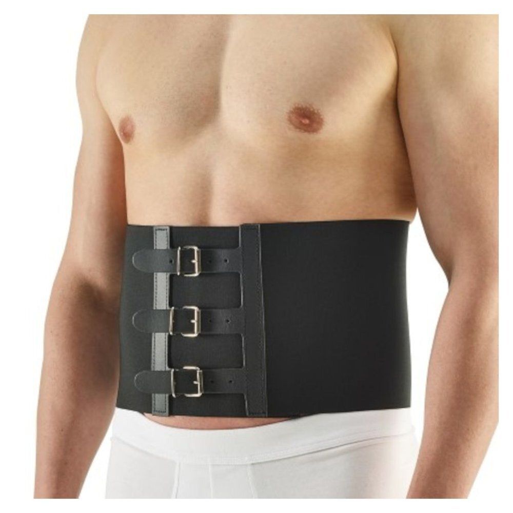 Zwarte lendensteungordel met drie gespen, gedragen op de torso.