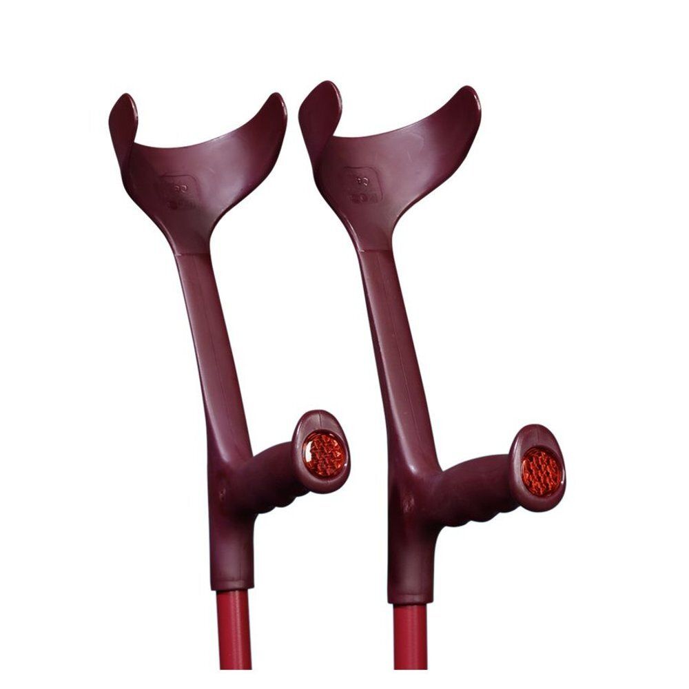 Twee auberginekleurige krukken. Aluminium model met armsteun en handvat. Rode staven.