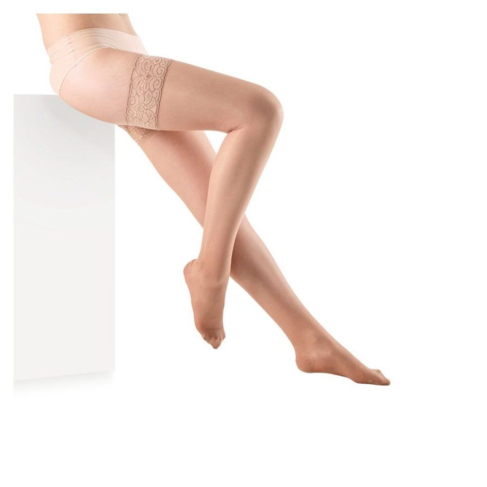 Botalux 140 Stay-Up Skin Color N2 kousen. Beige, met kant op de dij. Vrouw zit op een wit blok.
