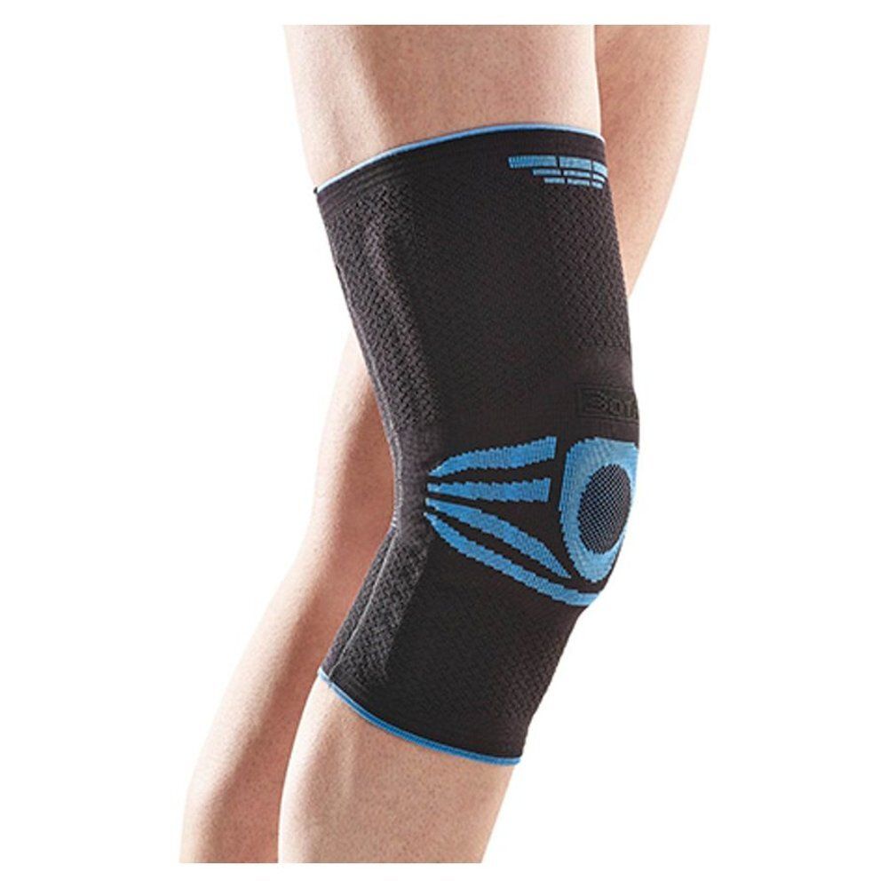 Zwarte kniebrace met blauwe accenten. Elastisch materiaal. Zichtbare blauwe details. Gedragen op een been.