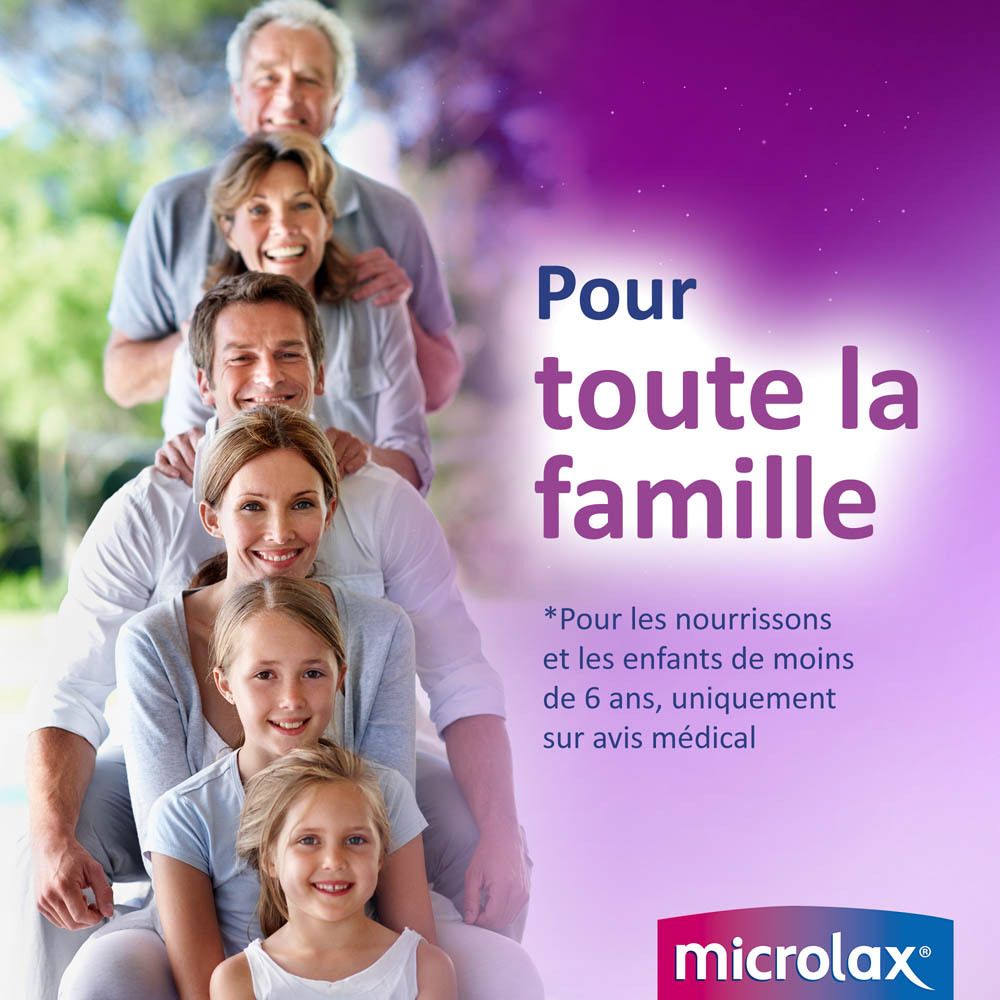 Famille debout ensemble. Emballage Microlax visible. Texte : Pour toute la famille. Logo Microlax.