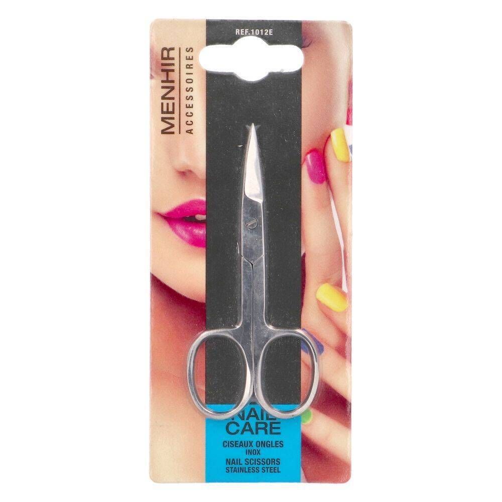 Nagelschaar in verpakking. Merk Menhir. Opschrift: Nail Care, Ciseaux Ongles, Nail Scissors, Stainless Steel. Achtergrond: gezicht en gelakte nagels.